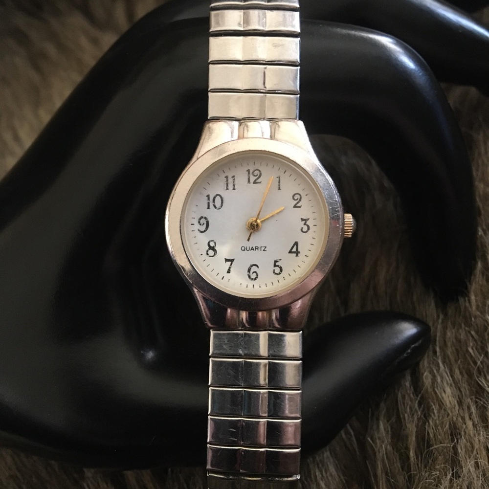 Ladies silver stretch band quartz watch
